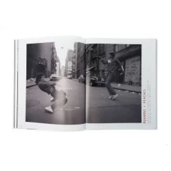Yo ! The Early Days Of Hip-hop Photographs By Sophie Bramly 13 Yo ! The Early Days Of Hip-hop Photographs By Sophie Bramly -Plus gros. Mieux. Magasin de jouets. 53464